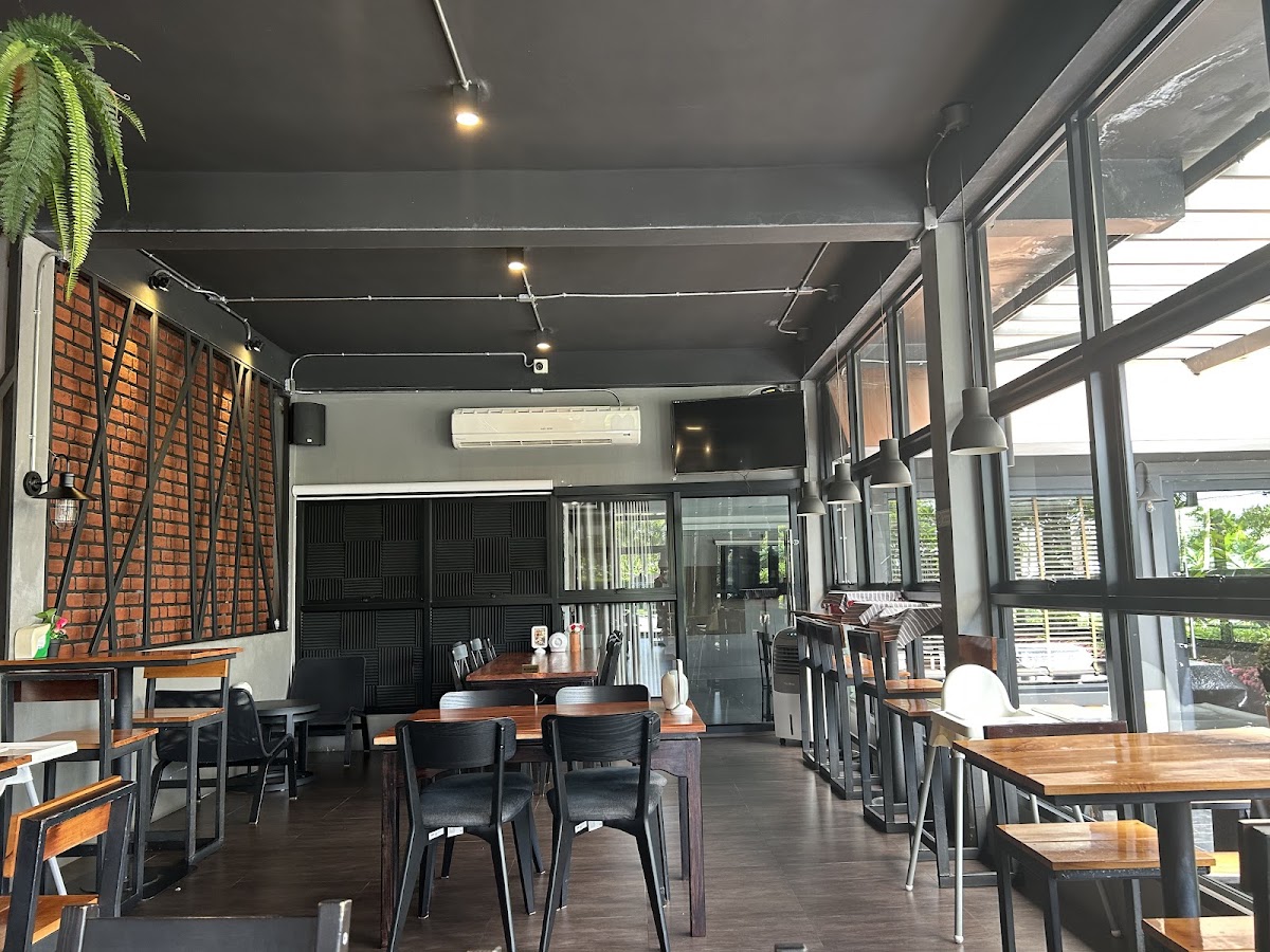 Trimm Lounge Cafe & Restaurant-4