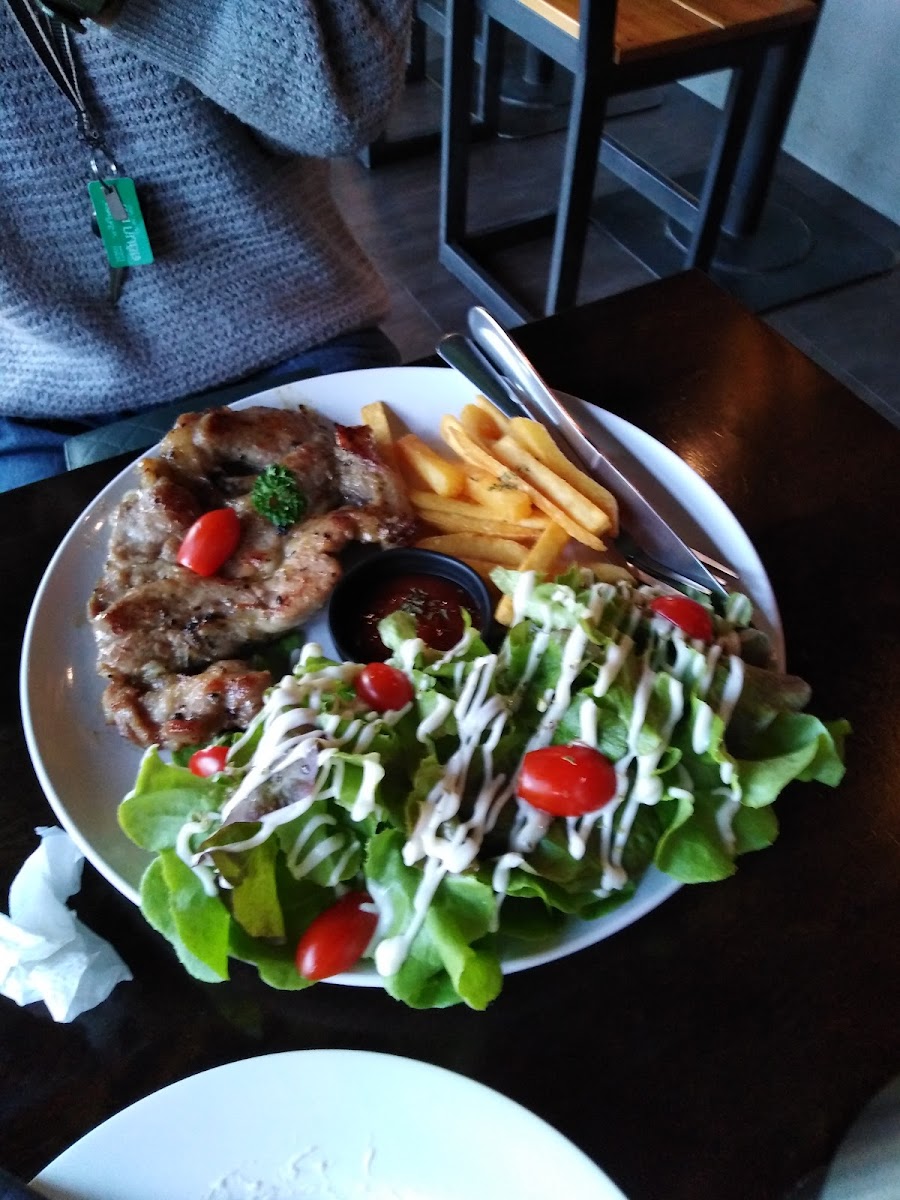Trimm Lounge Cafe & Restaurant-7